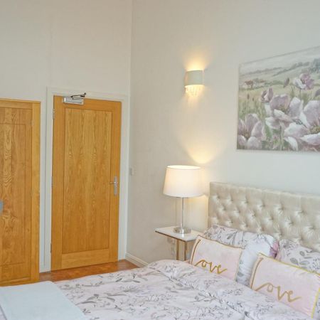 Soak Up The Light At A Soothing, Stylish Apartment In Swansea Marina Exterior foto