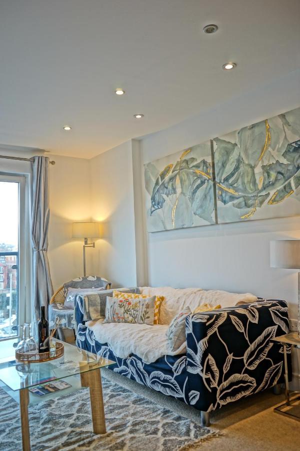 Soak Up The Light At A Soothing, Stylish Apartment In Swansea Marina Exterior foto