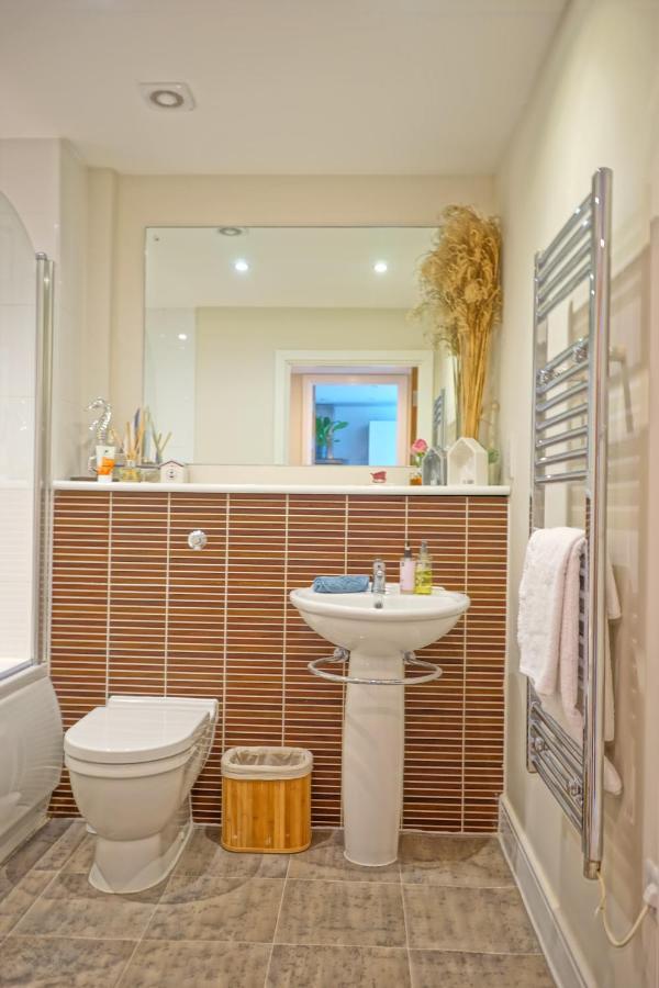 Soak Up The Light At A Soothing, Stylish Apartment In Swansea Marina Exterior foto